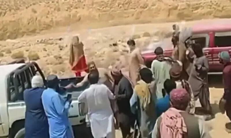 شیر باز ستکزئی نے بطور قبائلی سردار ایک جرگے کے ذریعے قتل کی توثیق کی تھی۔
— اسکرین گریب: فیس بک شیر باز ستکزئی نے بطور قبائلی سردار ایک جرگے کے ذریعے قتل کی توثیق کی تھی۔
— اسکرین گریب: فیس بک