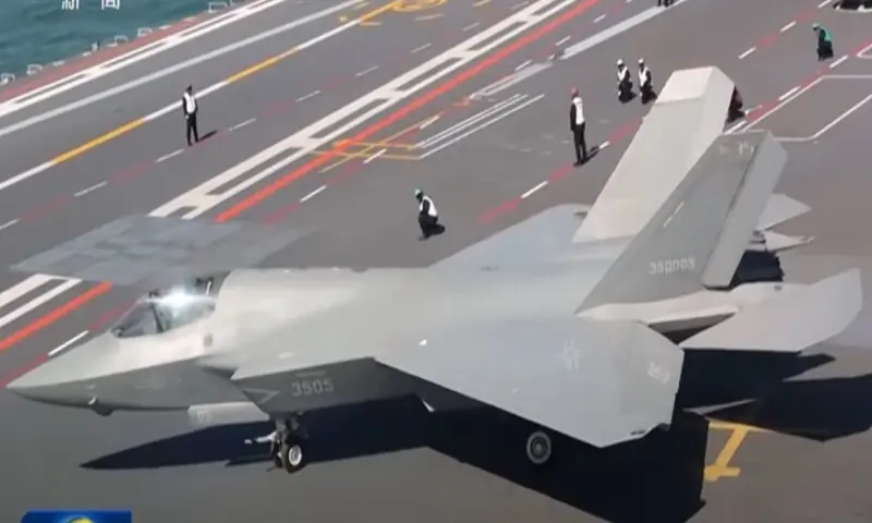 دنیا میں صرف ایک اور ایئرکرافٹ کیریئر اس نظام کا حامل ہے، جو امریکی بحریہ کا نیا کیریئر یو ایس ایس جیرالڈ آر فورڈ ہے۔
—فوٹو: اسکرین شاٹ دنیا میں صرف ایک اور ایئرکرافٹ کیریئر اس نظام کا حامل ہے، جو امریکی بحریہ کا نیا کیریئر یو ایس ایس جیرالڈ آر فورڈ ہے۔
—فوٹو: اسکرین شاٹ