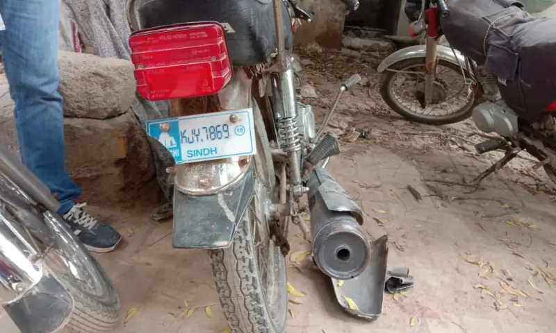 Damages to a motorcycle after two boys lost their lives in a speeding incident in Karachi&rsquo;s Nazimabad on September 23, 2025. &mdash;  Karachi police