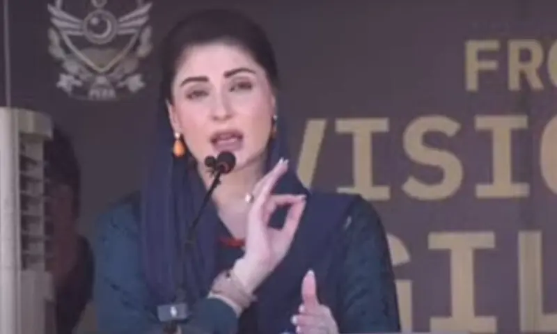 وزیراعلیٰ نے پیرا کے پاس آؤٹ ہونے والے اہلکاروں سے رشوت کی روایت توڑنے کی درخواست بھی کی &mdash; فوٹو: ڈان نیوز