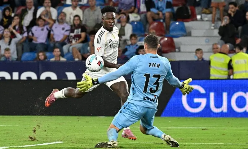 Real Madrid’s Brazilian forward #07 Vinicius Junior challenges Levante’s Spanish goalkeeper #13 Mathew Ryan during the Spanish league football match between Levante UD and Real Madrid CF at the Ciutat de Valencia stadium in Valencia on September 23. — AFP Real Madrid’s Brazilian forward #07 Vinicius Junior challenges Levante’s Spanish goalkeeper #13 Mathew Ryan during the Spanish league football match between Levante UD and Real Madrid CF at the Ciutat de Valencia stadium in Valencia on September 23. — AFP