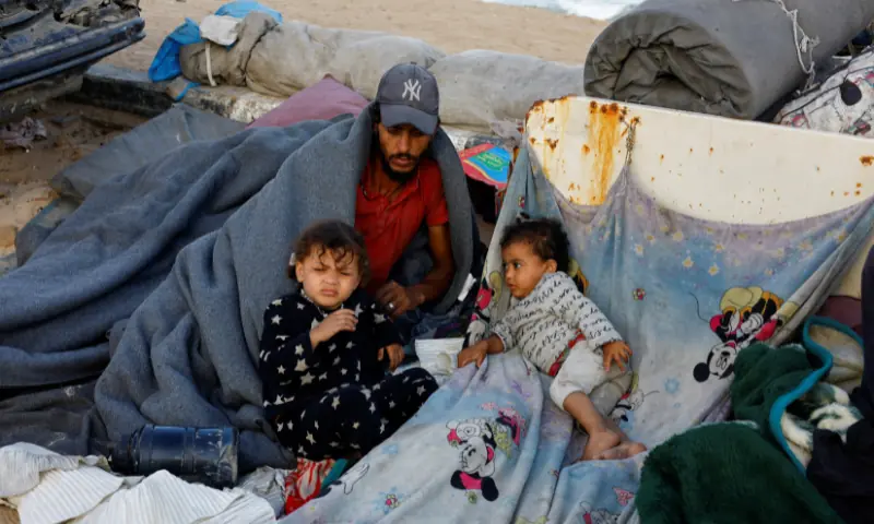 Displaced Palestinians, fleeing northern Gaza due to an Israeli military operation, rest after moving southwards following an order from Israeli forces to the residents of Gaza City to evacuate to the south, in the central Gaza Strip, on September 25. &mdash; Reuters