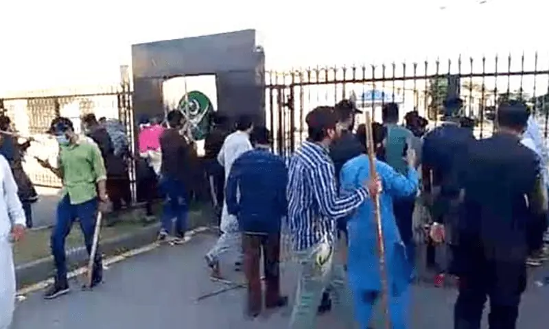 گواہان نے ملزمان سے برآمد ڈنڈے، جھنڈے، پولیس ہیلمٹ، لائٹڑ، فوجی مجسمے کے ٹکڑے عدالت میں پیش کئے۔
— فائل فوٹو: ڈان نیوز