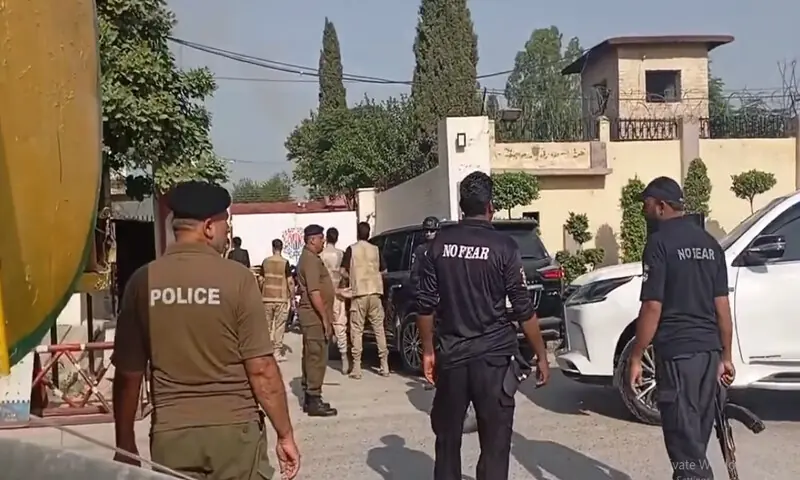 بانی پی ٹی آئی عمران خان سے سے ملاقات کے بعد علی امین گنڈاپور اڈیالہ جیل سے واپس روانہ ہوگئے۔
—فوٹو: اسکرین شاٹ