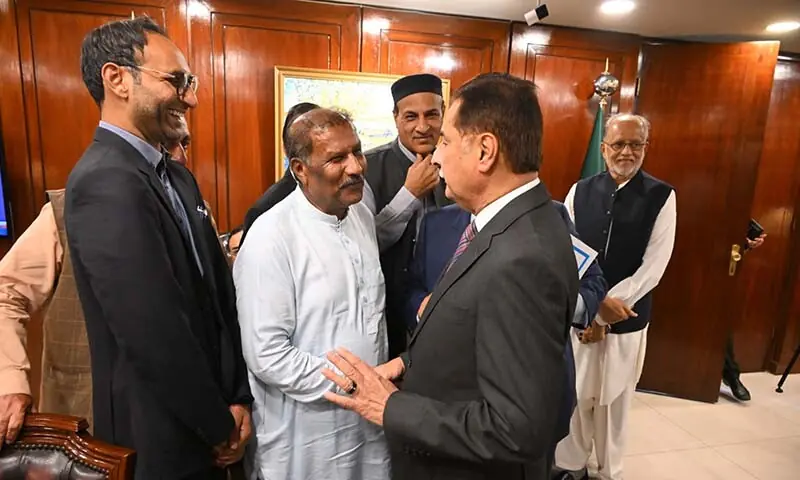 Senior journalist Ejaz Ahmed (centre) meets with Speaker of the National Assembly Sardar Ayaz Sadiq in his office in Islamabad on September 29. &mdash; Photo courtesy Parliamentary Reporters Association of Pakistan