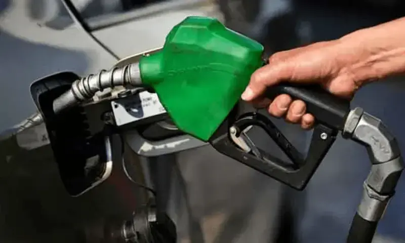 پیٹرول اور ڈیزل کی قیمتوں میں مئی سے اب تک فی لیٹر تقریباً 13 روپے کا اضافہ ہوچکا ہے۔
—فائل فوٹو: اے ایف پی