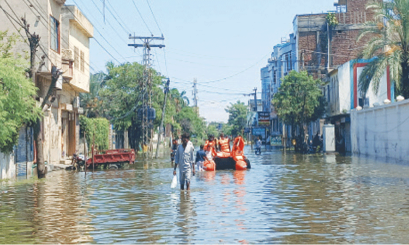 GUJRAT: Rescue 1122 officials busy in evacuation of the stranded 
people. &mdash; Dawn