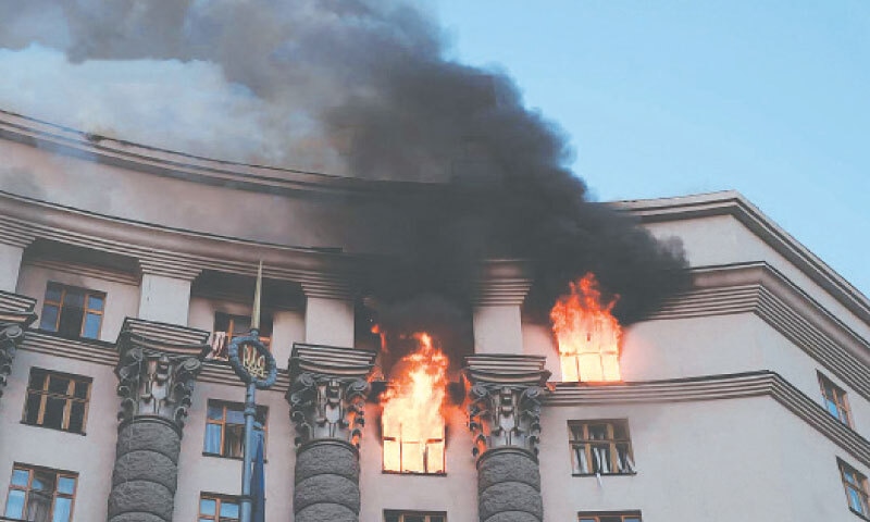 SMOKE billows from a government building in Kyiv.&mdash;AFP