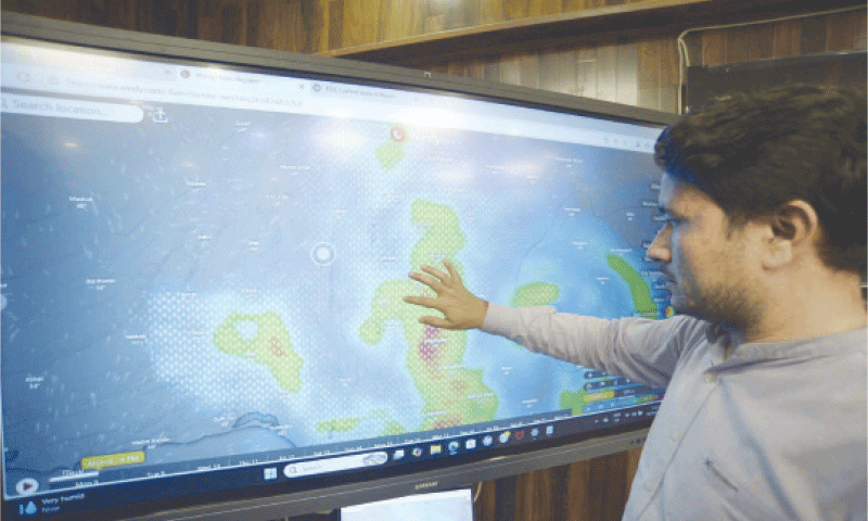 KARACHI: PDMA officials monitor water flow data from the Provincial Flood Control Room.&mdash;PPI