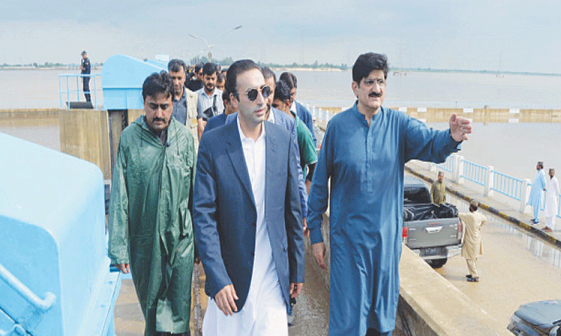 PPP Chairman Bilawal Bhutto-Zardari assesses water level at Guddu Barrage along with Sindh CM Syed Murad Ali Shah and Irrigation Minister Jam Khan Shoro on Tuesday.&mdash;Umair Ali