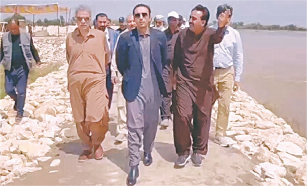 PPP chairman Bilawal Bhutto-Zardari visits Moria Loop dyke along with irrigation minister, officers on Wednesday.&mdash;Photo by Saeed Memon