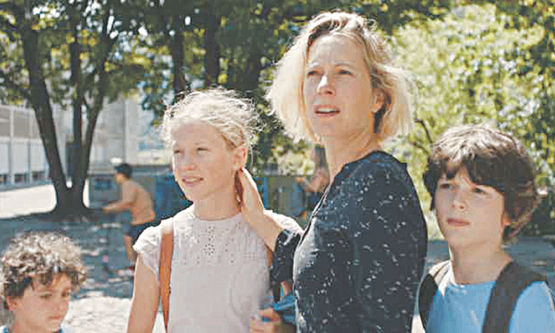 Jule struggles with the rules of society and is desperate to find somewhere that her kids and she can fit in | The Courageous/MetFilm Jule struggles with the rules of society and is desperate to find somewhere that her kids and she can fit in | The Courageous/MetFilm