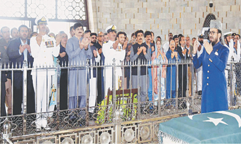 Sindh Chief Minister Syed Murad Ali Shah and others offer fateha at the Mazar-i-Quaid.&mdash;APP