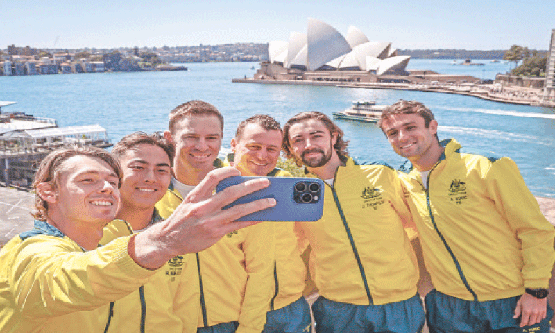 AUSTRALIA’S Alex de Minaur (L) takes a selfie with captain Lleyton Hewitt (C) and team-mates in front of the Sydney Opera House on Friday.—AFP AUSTRALIA’S Alex de Minaur (L) takes a selfie with captain Lleyton Hewitt (C) and team-mates in front of the Sydney Opera House on Friday.—AFP