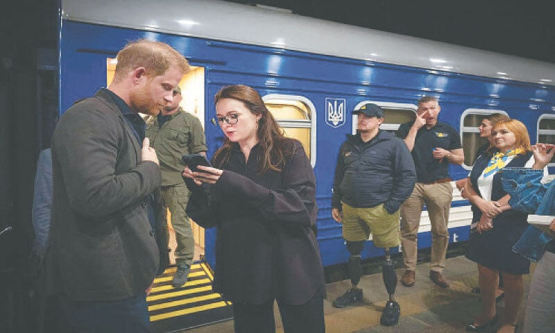 UKRAINE&rsquo;s Prime Minister Yulia Svyrydenko and Prince Harry speak at the Kyiv railway station.&mdash;AFP