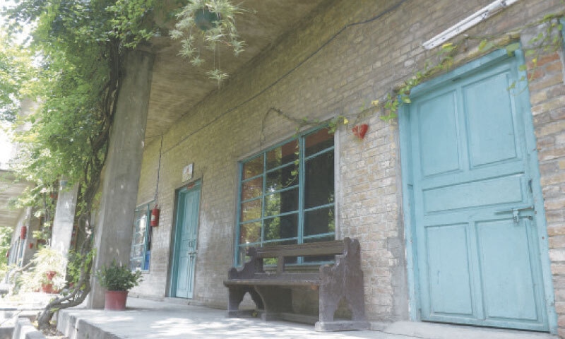 A wooden bench fixed in the veranda of the building was used by past students. The benches were donated by Gordon College.