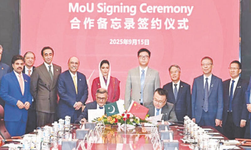 President Asif Ali Zardari along with his children and ministers witnesses the MoU signing in Shanghai.&mdash;PPI