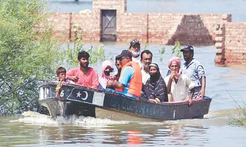 MUZAFFARGARH: Rescue officials move flood-hit people to safety.—PPI MUZAFFARGARH: Rescue officials move flood-hit people to safety.—PPI