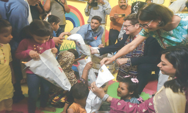 Consul General of Germany Thomas Eberhard Schultz distributes goodie bags among children at MALC’s Centre for the Rehabilitation of Children with Physical and Neurodevelopmental Disabilities. —Fahim Siddiqi /White Star Consul General of Germany Thomas Eberhard Schultz distributes goodie bags among children at MALC’s Centre for the Rehabilitation of Children with Physical and Neurodevelopmental Disabilities. —Fahim Siddiqi /White Star