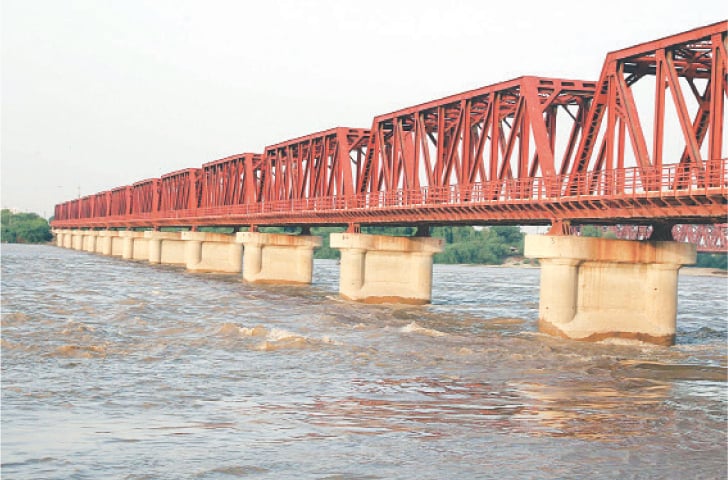 HYDERABAD: The water level in the Indus rises as a medium flood reaches Kotri.—PPI