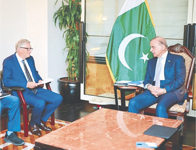 NEW YORK: Prime Minister Shehbaz Sharif speaks to Bill Gates, chair of the Gates Foundation, on the sidelines of the 80th UNGA.&mdash;APP
