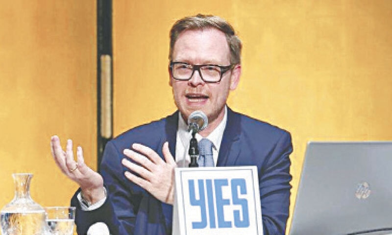 Markus Gabriel speaks at a lecture in Tokyo.&mdash;Courtesy The Japan News