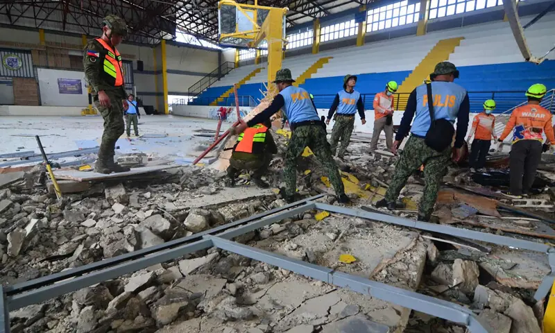 مرنے والوں میں وہ لوگ بھی شامل ہیں جو سان ریمیگیو کے ایک اسپورٹس کمپلیکس میں باسکٹ بال کھیل رہے تھے — فوٹو: اے ایف پی مرنے والوں میں وہ لوگ بھی شامل ہیں جو سان ریمیگیو کے ایک اسپورٹس کمپلیکس میں باسکٹ بال کھیل رہے تھے — فوٹو: اے ایف پی