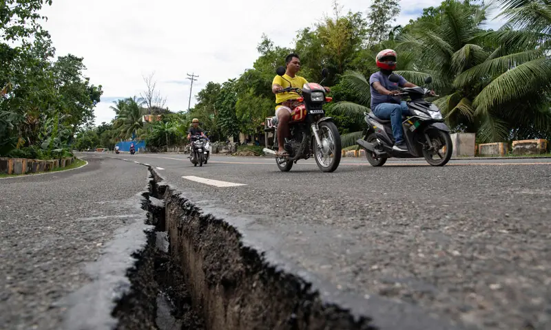 زلزلے کی گہرائی تقریباً 10 کلومیٹر ریکارڈ کی گئی اور اس کے بعد کئی آفٹر شاکس بھی محسوس کیے گئے جن میں سب سے شدید 6 شدت کا تھا — فوٹو: اے ایف پی زلزلے کی گہرائی تقریباً 10 کلومیٹر ریکارڈ کی گئی اور اس کے بعد کئی آفٹر شاکس بھی محسوس کیے گئے جن میں سب سے شدید 6 شدت کا تھا — فوٹو: اے ایف پی
