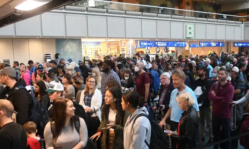 شٹ ڈاؤن ہے نے سائنسی تحقیق، مالی نگرانی، ماحولیاتی صفائی اور دیگر کئی سرگرمیوں کو معطل کر دیا ہے۔
&mdash;فوٹو: اے ایف پی