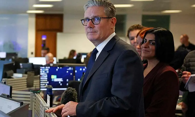 Britain&rsquo;s Prime Minister Keir Starmer (C) and Britain&rsquo;s Home Secretary Shabana Mahmood visit the Greater Manchester Police headquarters on October 3. &mdash;AFP