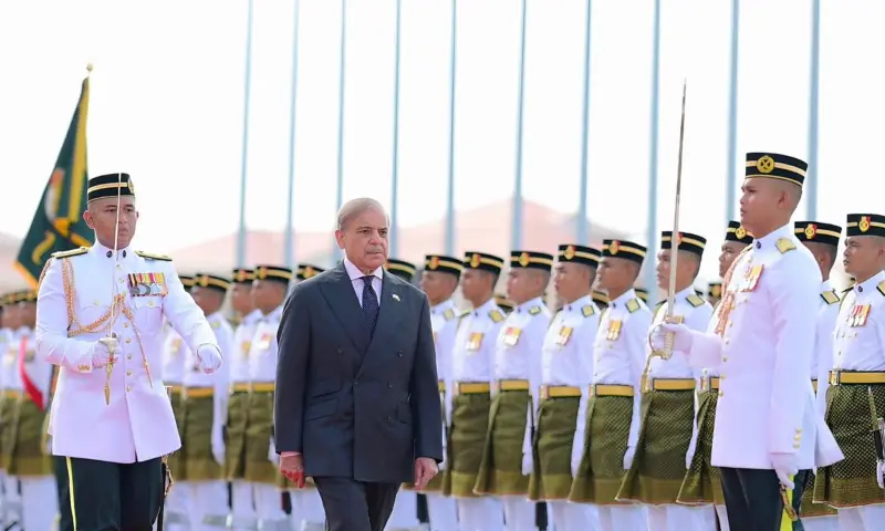 Prime Minister Muhammad Shehbaz Sharif inspects the Guard of Honour at Malaysian Prime Minister&rsquo;s Office (Purdana Putra) on October 6. &mdash; PakPMO via X