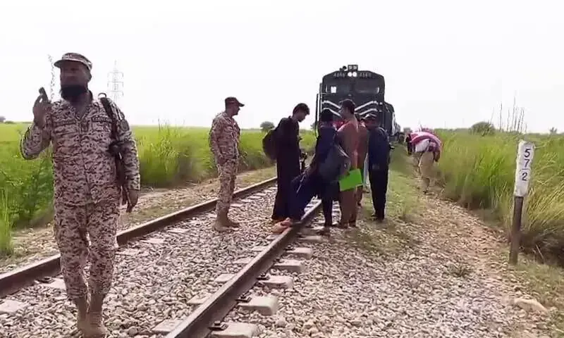 شکارپور میں منگل کا دھماکا رواں سال جعفر ایکسپریس پر ساتواں حملہ بتایا جا رہا ہے &mdash;فوٹو: ڈان نیوز