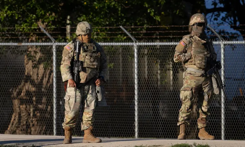 200 troops arrive in Illinois, angering Democrats