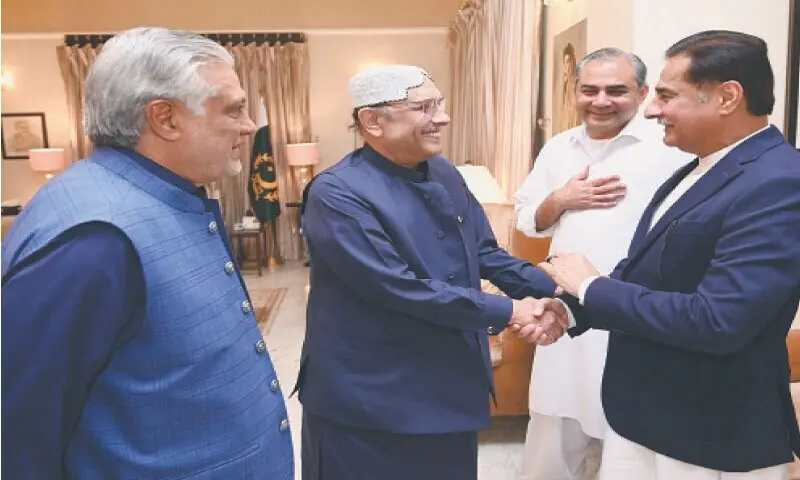 تجزیہ کاروں کا کہنا ہے کہ آصف زرداری اور نواز شریف کی مداخلت سے کسی نہ کسی قسم کا &lsquo;سیز فائر&rsquo; متوقع ہے &mdash; فوٹو: وائٹ اسٹار