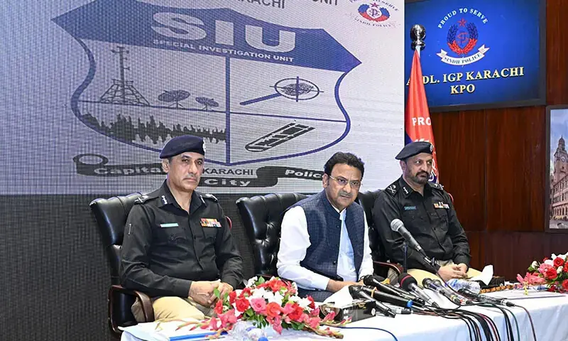 سندھ کے وزیر داخلہ ضیاءالحسن لانجار، سندھ پولیس کے انسپکٹر جنرل غلام نبی میمن اور کراچی کے ایڈیشنل آئی جی جاوید عالم اوڈھو کے ہمراہ کراچی پولیس آفس میں پریس کانفرنس سے خطاب کر رہے ہیں، فوٹو:  بشکریہ سندھ پولیس