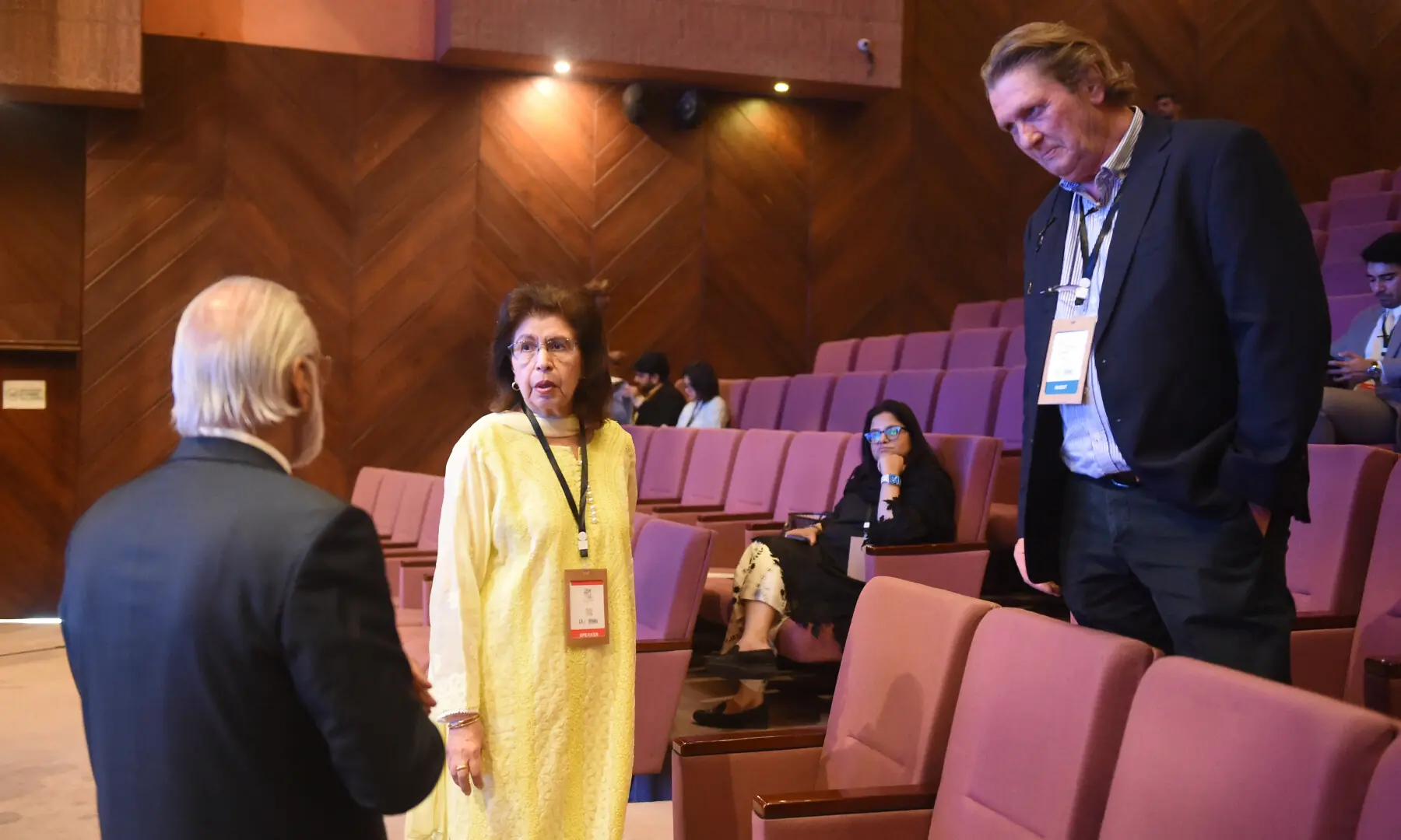 اقوام متحدہ کے ادارہ برائے تحفظ ماحولیات (یو این ای پی) کے ریجنل ڈائریکٹر برائے ایشیا پیسیفک ابان مارکر کبراجی اور دیگر مہمان تبادلہ خیال کرتے ہوئے—فوٹو: وائٹ اسٹار.