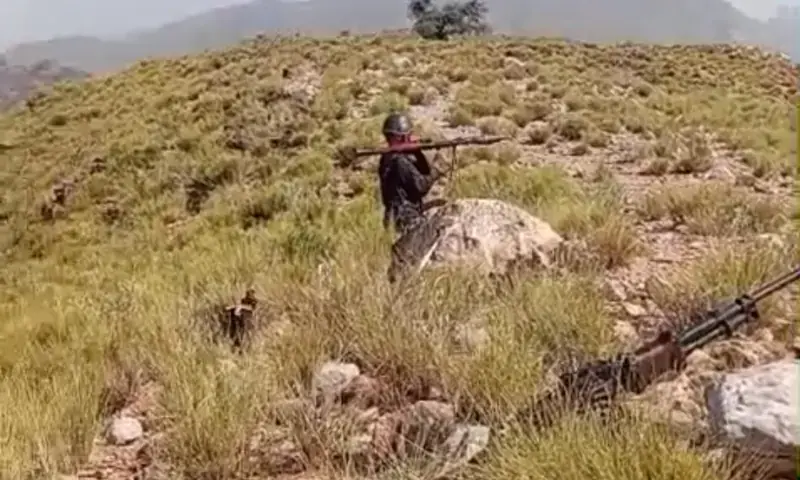 پولیس کی جانب سے جاری بیان میں کہا گیا ہے امکان ہے کہ دہشتگرد فائرنگ کے تبادلے میں مارے جائیں — فوٹو: اسکرین گریب/زاہد امداد