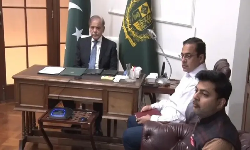 وزیراعظم نے ہدایت کی کہ ڈیٹا پروٹیکشن، ڈیٹا سوورینیٹی اور اخلاقی اصولوں کو مدنظر رکھا جائے۔
—فوٹو: بشکریہ پی ٹی وی وزیراعظم نے ہدایت کی کہ ڈیٹا پروٹیکشن، ڈیٹا سوورینیٹی اور اخلاقی اصولوں کو مدنظر رکھا جائے۔
—فوٹو: بشکریہ پی ٹی وی