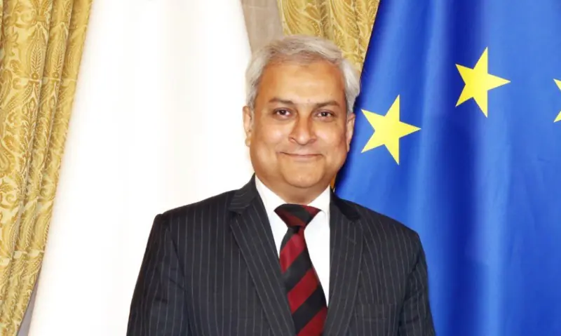 Ambas&shy;sa&shy;dor Tahir Hussain And&shy;ra&shy;&shy;bi poses with Malta president George Vella on June 9, 2023. &mdash; X/@GeorgeVellaMT/ File
