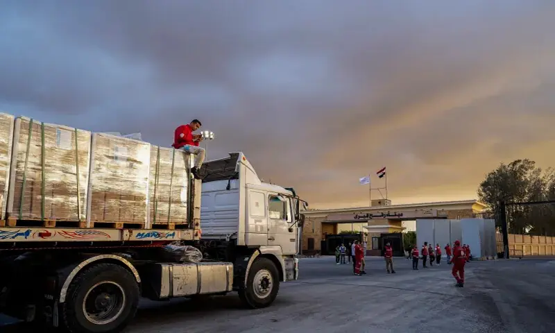 جنگ بندی معاہدے کے بعد درجنوں امدادی ٹرک غزہ میں داخل ہوئے ہیں۔
&mdash;فوٹو: ای پی اے