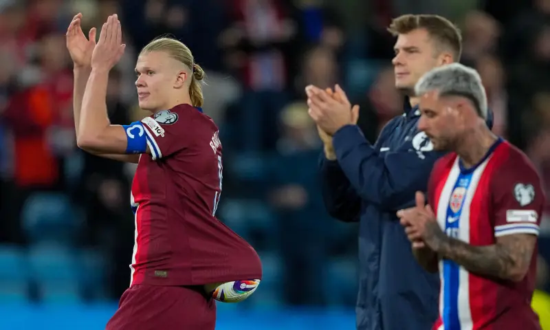 Norway&rsquo;s forward #09 Erling Braut Haaland and his teammates applaud their fans after the 2026 World Cup qualifiers Europe zone group I football match between Norway and Israel on October 11, 2025 in Oslo, Norway. &mdash; AFP