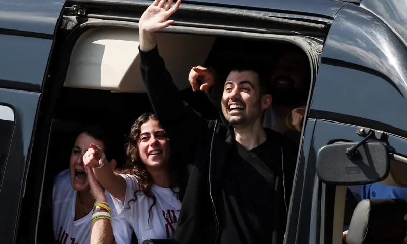 حماس کی قید سے رہا ہونے والا اسرائیلی شہری گلباؤ دلال خیرمقدمی نعروں کا جواب دے رہا ہے— فوٹو: رائٹرز حماس کی قید سے رہا ہونے والا اسرائیلی شہری گلباؤ دلال خیرمقدمی نعروں کا جواب دے رہا ہے— فوٹو: رائٹرز