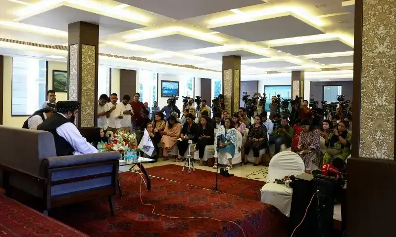 عبوری افغان وزیر خارجہ امیر خان متقی کی دوسری پریس کانفرنس میں خواتین صف اول میں بیٹھیں &mdash; فوٹو: رائٹرز