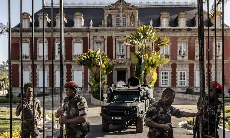 2009 میں فوجی بغاوت کے ذریعے اقتدار میں آنیوالے صدر راجولینا نے ’فوجی قبضے‘ کی مذمت کی ہے۔
—فوٹو: اے ایف پی 2009 میں فوجی بغاوت کے ذریعے اقتدار میں آنیوالے صدر راجولینا نے ’فوجی قبضے‘ کی مذمت کی ہے۔
—فوٹو: اے ایف پی