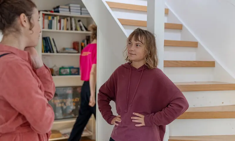 گریٹا نے قید کے مقام کی دیواروں پر گولیوں کے سوراخ، فلسطینی قیدیوں کے پیغامات دیکھنے کا ذکر کیا — فوٹو: افٹُن بلادیٹ گریٹا نے قید کے مقام کی دیواروں پر گولیوں کے سوراخ، فلسطینی قیدیوں کے پیغامات دیکھنے کا ذکر کیا — فوٹو: افٹُن بلادیٹ