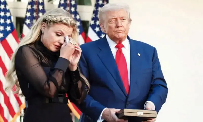 امریکی صدر نے وائٹ ہاؤس میں منعقدہ پر وقار تقریب میں آنسوؤں میں ڈوبی کرک کی بیوہ کو تمغہ پیش کیا — فوٹو: رائٹرز امریکی صدر نے وائٹ ہاؤس میں منعقدہ پر وقار تقریب میں آنسوؤں میں ڈوبی کرک کی بیوہ کو تمغہ پیش کیا — فوٹو: رائٹرز