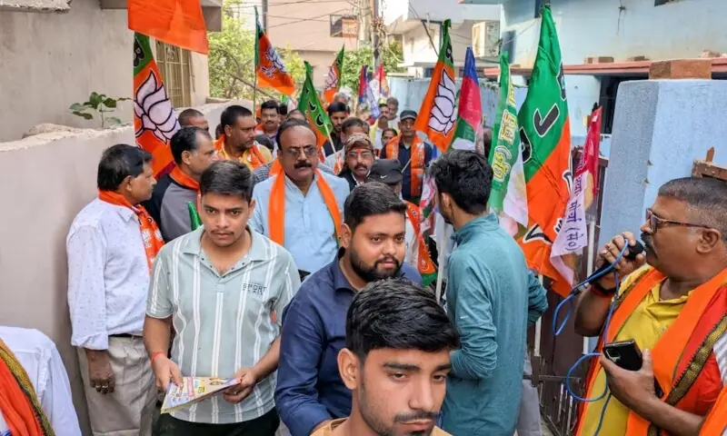People take part in a voting campaign for a local Bharatiya Janata Party candidate, held in the Deegha area of Patna, India, October 12. &mdash; Reuters