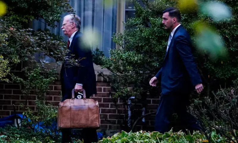 — فوٹو: رائٹرز؛ قومی سلامتی کے سابق مشیر جان بولٹن 17 اکتوبر 2025 کو اپنی رہائش گاہ بتھیسڈا، میری لینڈ سے روانہ ہوتے ہوئے