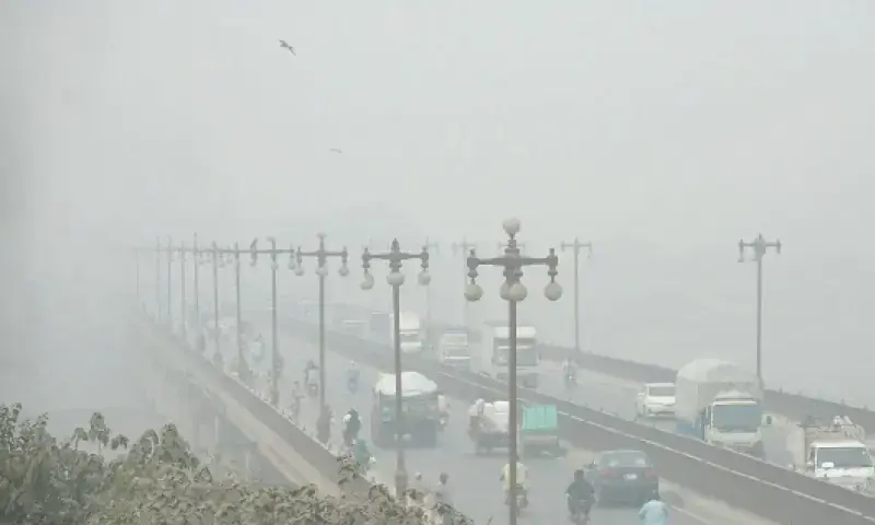 Poor visibility due to thick smog at the Ravi bridge in Lahore in November 2024. &mdash; White Star/File