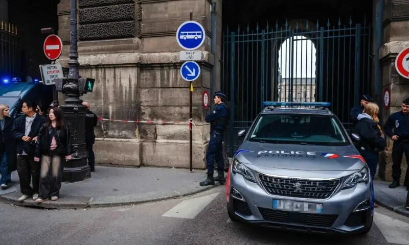 French police officers stand in front of the Louvre Museum after a robbery, in Paris on October 19, 2025. &mdash; AFP